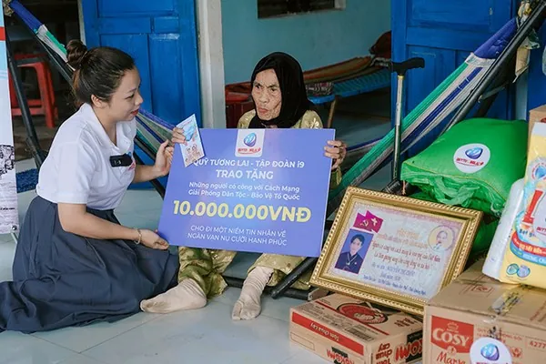 Hình ảnh bàn tay nắm lấy nhau thể hiện sự hỗ trợ của gia đình