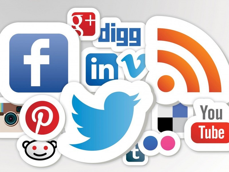 Hình ảnh vợt tennis và quả bóng trên sân, biểu tượng của môn tennis