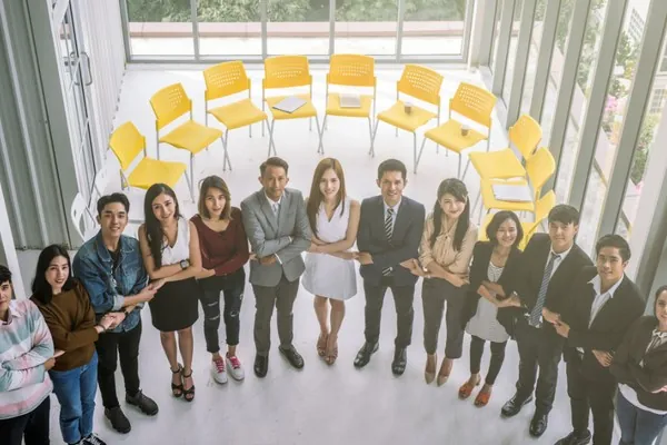 Hình ảnh người chơi đang nghiên cứu chiến lược chơi slot và quản lý ngân sách