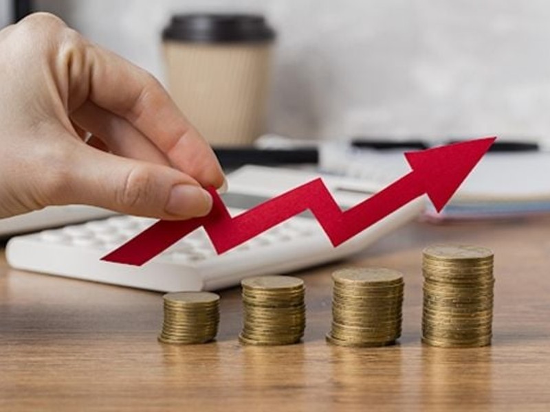 Trận đấu bóng đá đang diễn ra tại sân vận động lớn